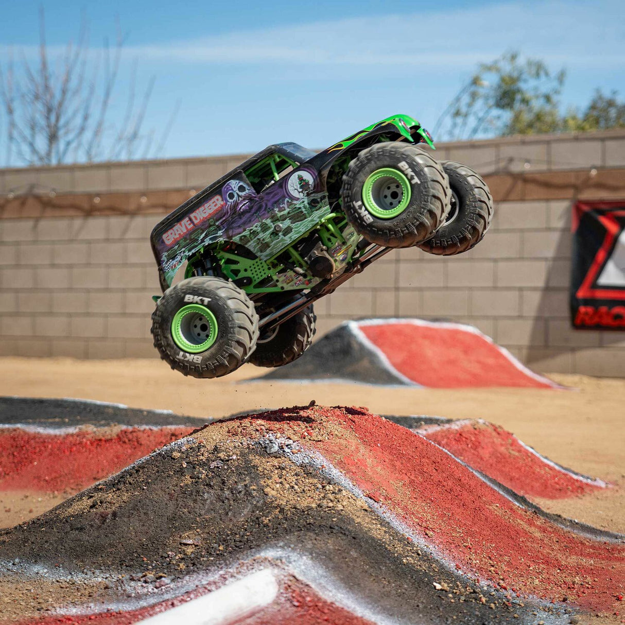 1/8 LMT 2.0 Grave Digger 4X4 Solid Axle Brushless Monster Truck RTR, Green