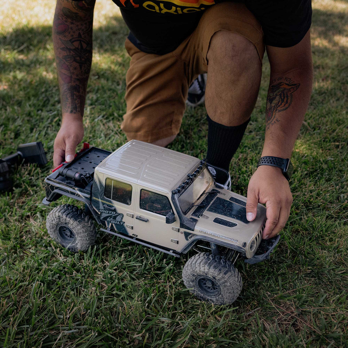 Axial SCX10 III Motobilt Waypoint Jeep JT Gladiator RTR, Tan (AXI-2443T1)